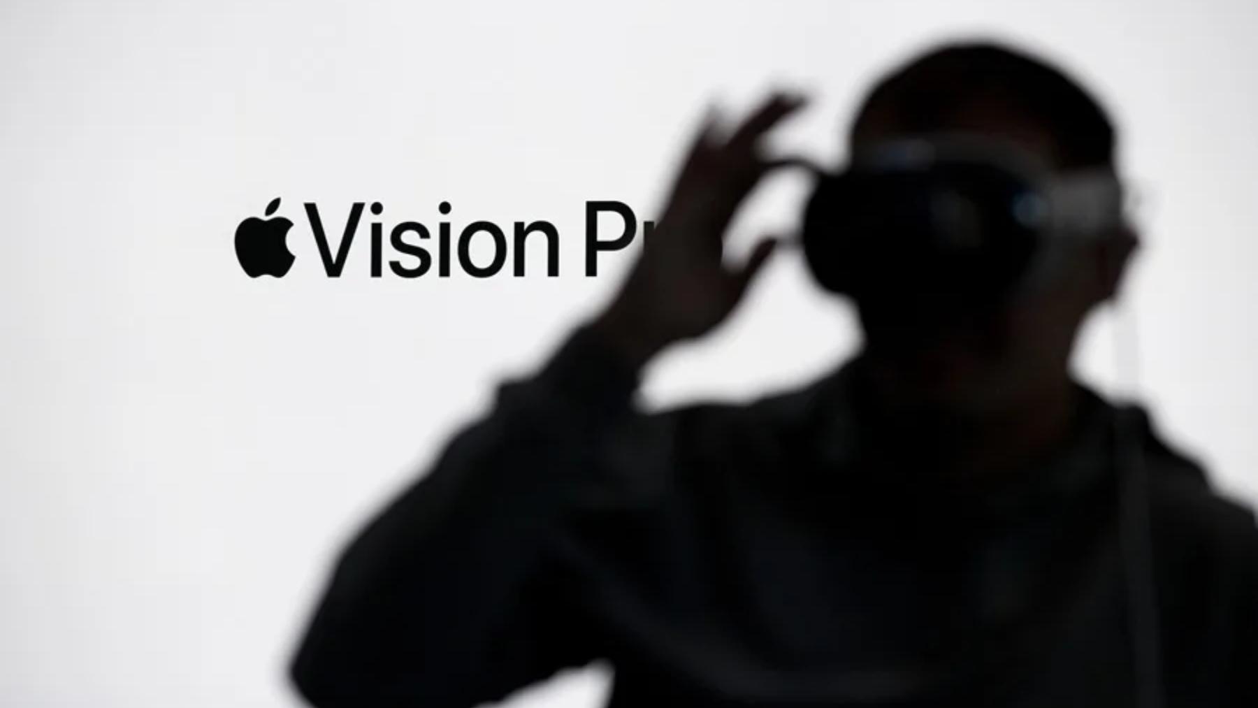 Fotografía de archivo de una persona que prueba las Apple Vision Pro, uno de los dispositivos más recientes de la empresa.