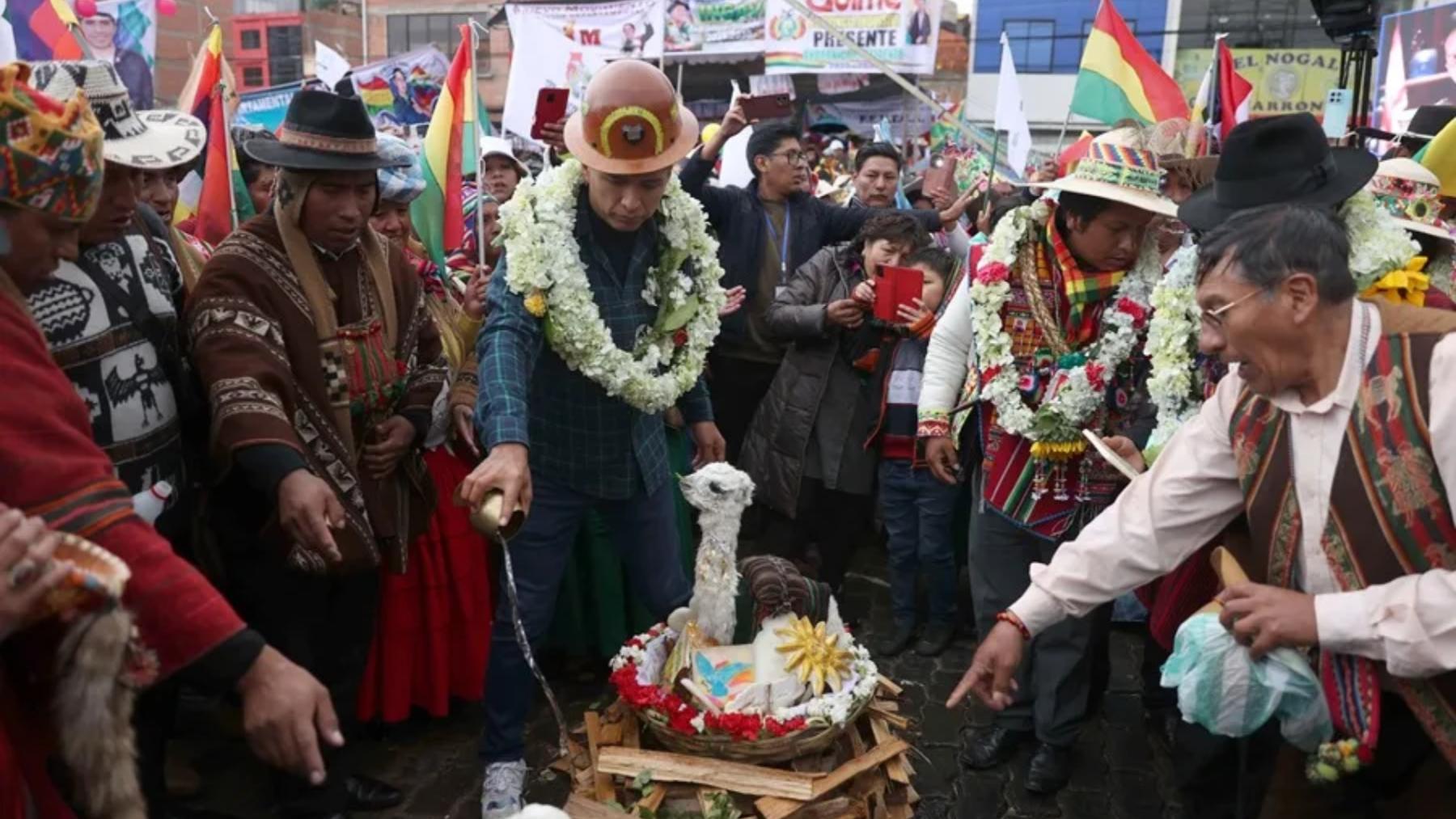 El presidente del senado de Bolivia, Andrónico Rodríguez (c), participa en el acto de su proclamación como candidato a la Presidencia para las elecciones de 2025, este sábado en El Alto (Bolivia).