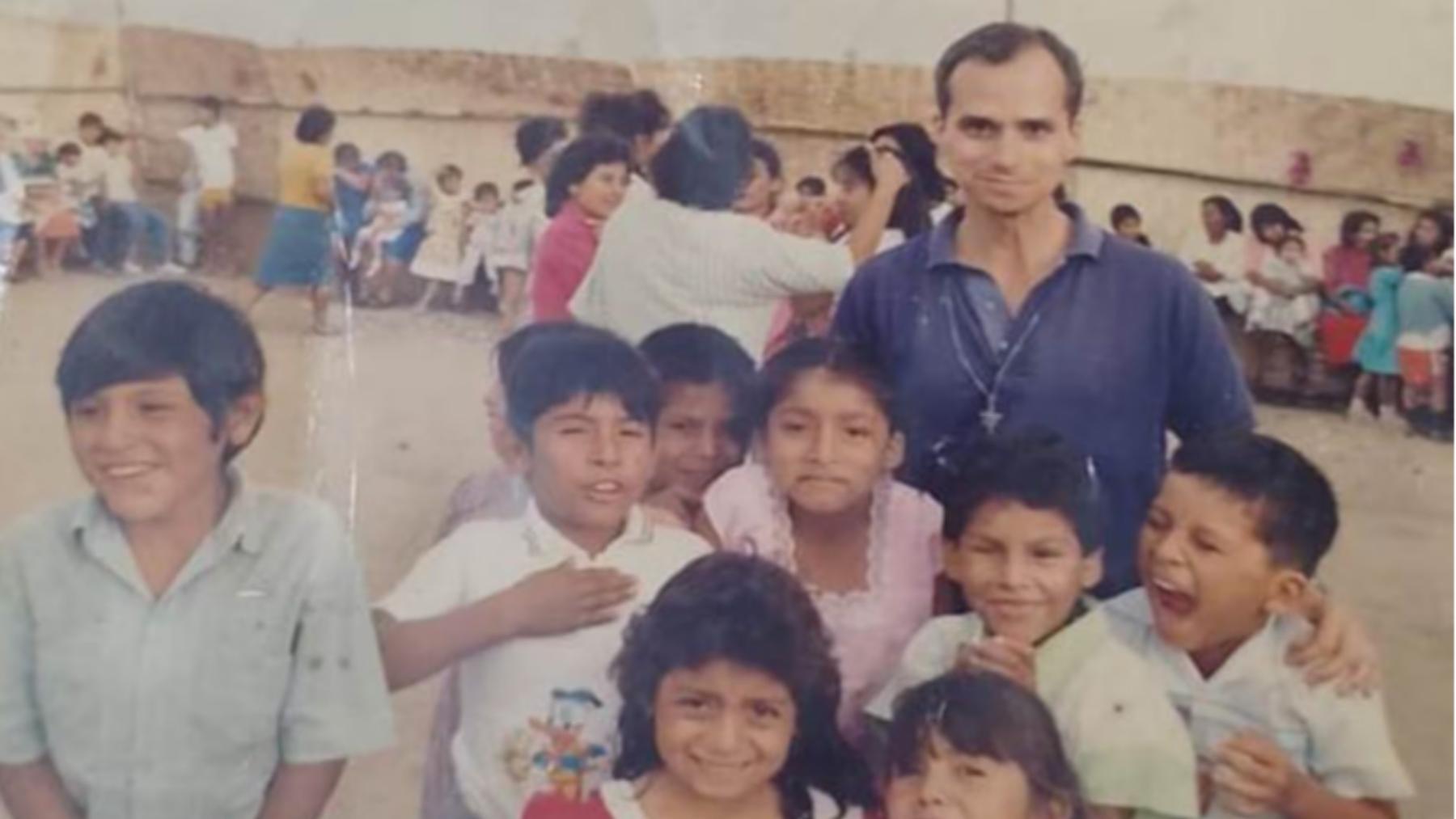 Robert Francis Prevost con niños peruanos de la provincia de Trujillo.
