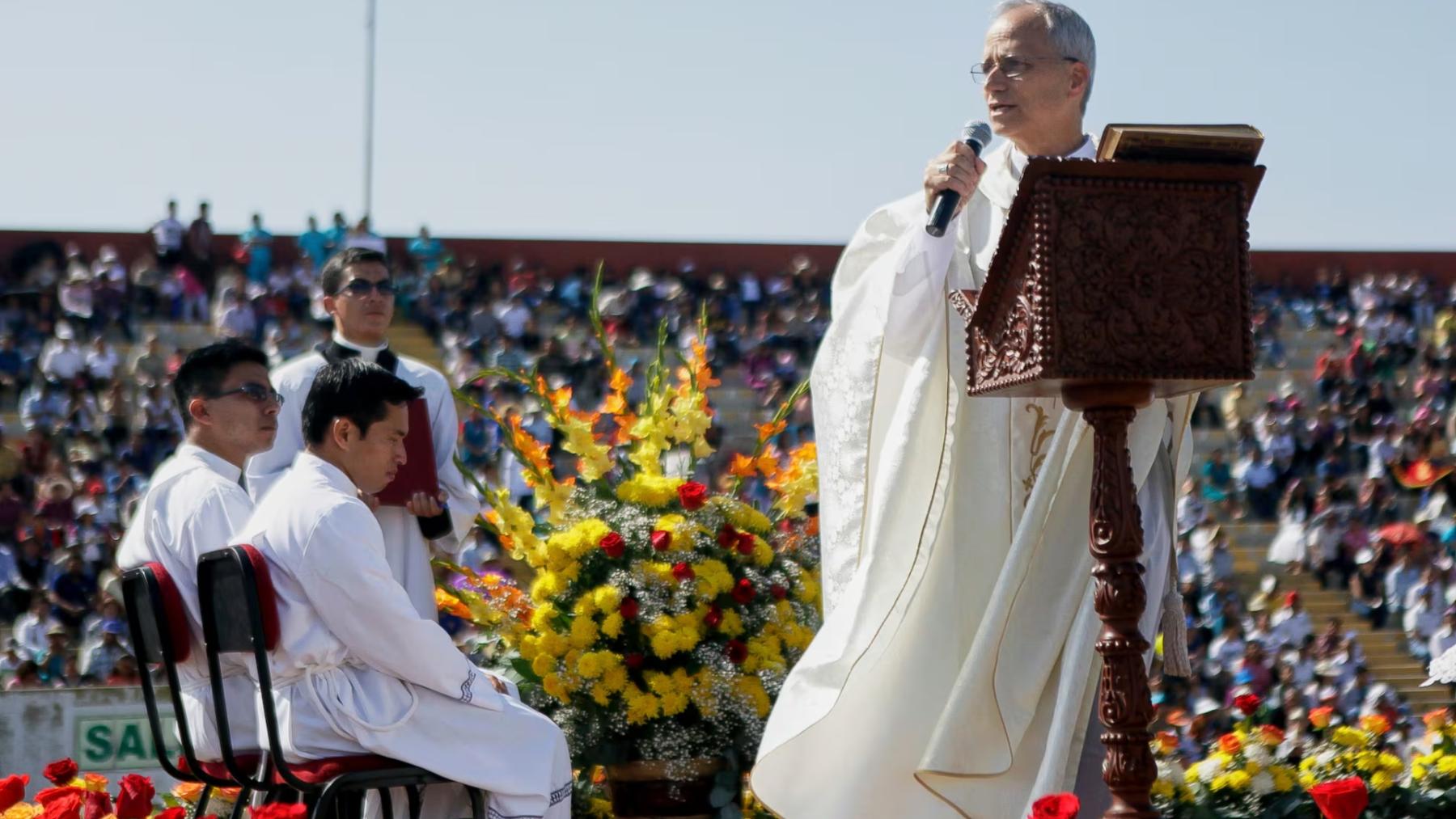 Robert Prevost, predica durante la celebración del Corpus Christi en un el estadio de Chiclayo, Perú, el viernes 19 de junio de 2015.