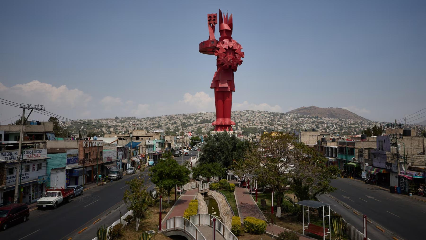 Vista de la escultura al Guerrero Chimalli en una avenida que colinda con Nezahualcóyotl.