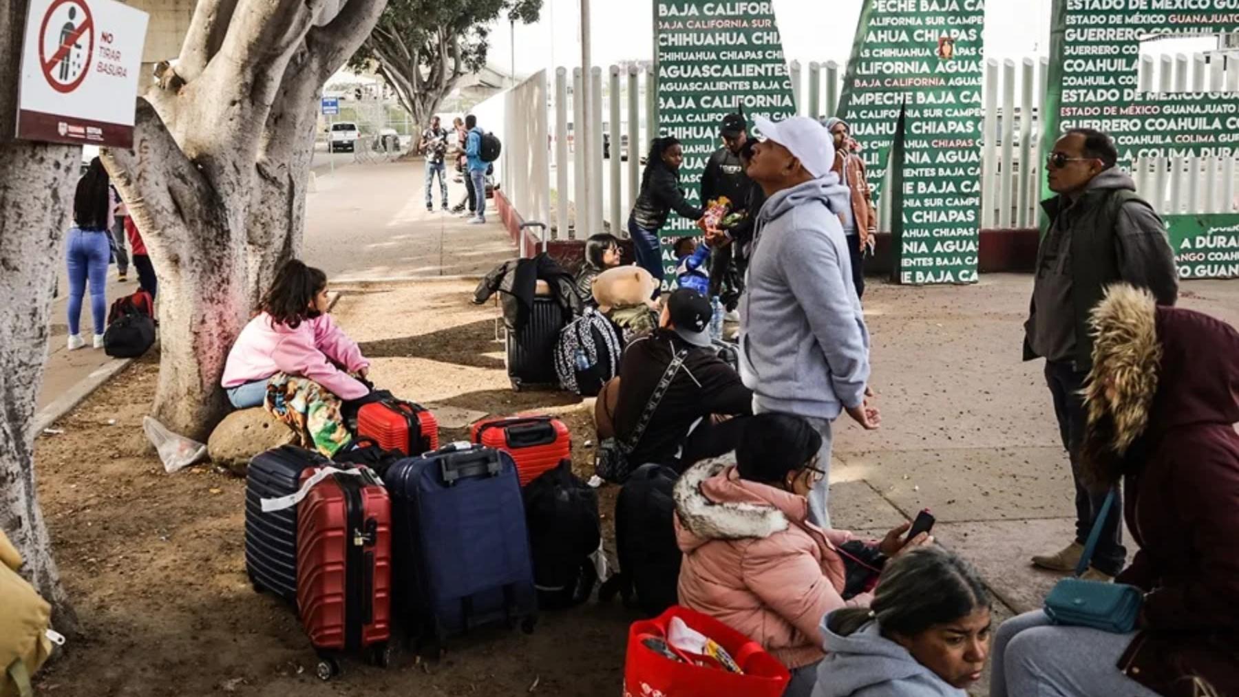 Fotografía de archivo de migrantes en fila para solicitar un proceso de asilo en Estados Unidos, en el paso fronterizo del Chaparral en Tijuana, Baja California (México). 