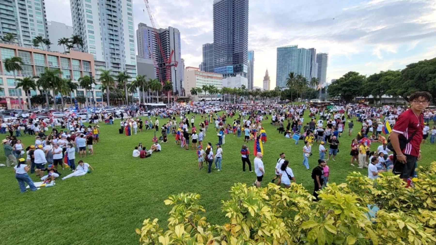Fotografía de archivo de venezolanos en el parque de Bayfront en Miami, Florida. 