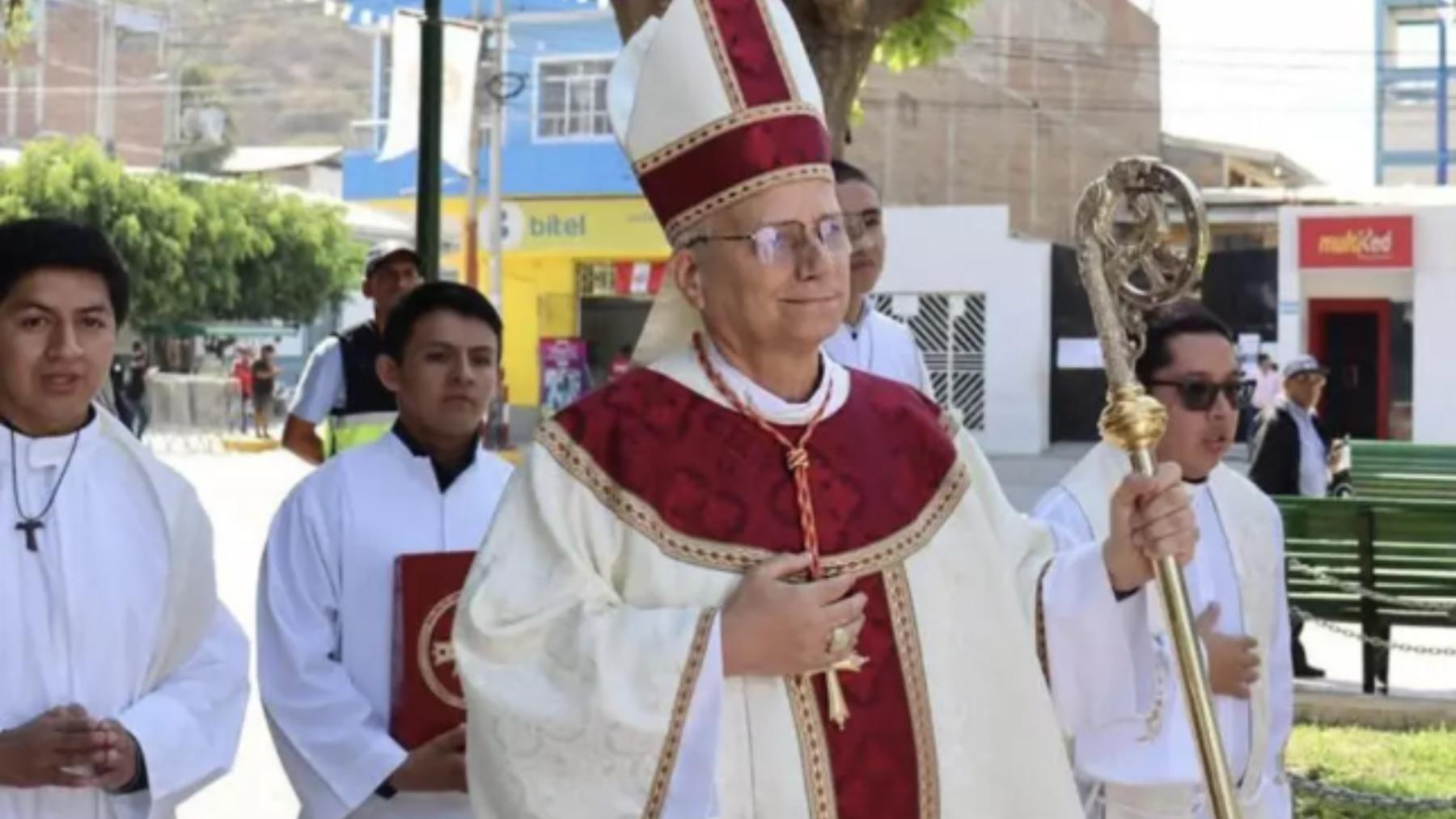 Esta foto, publicada el 8 de mayo de 2025 por la agencia de noticias peruana Andina, muestra al entonces obispo Robert Francis Prevost durante una visita a Chulucanas, Perú, en 2024.