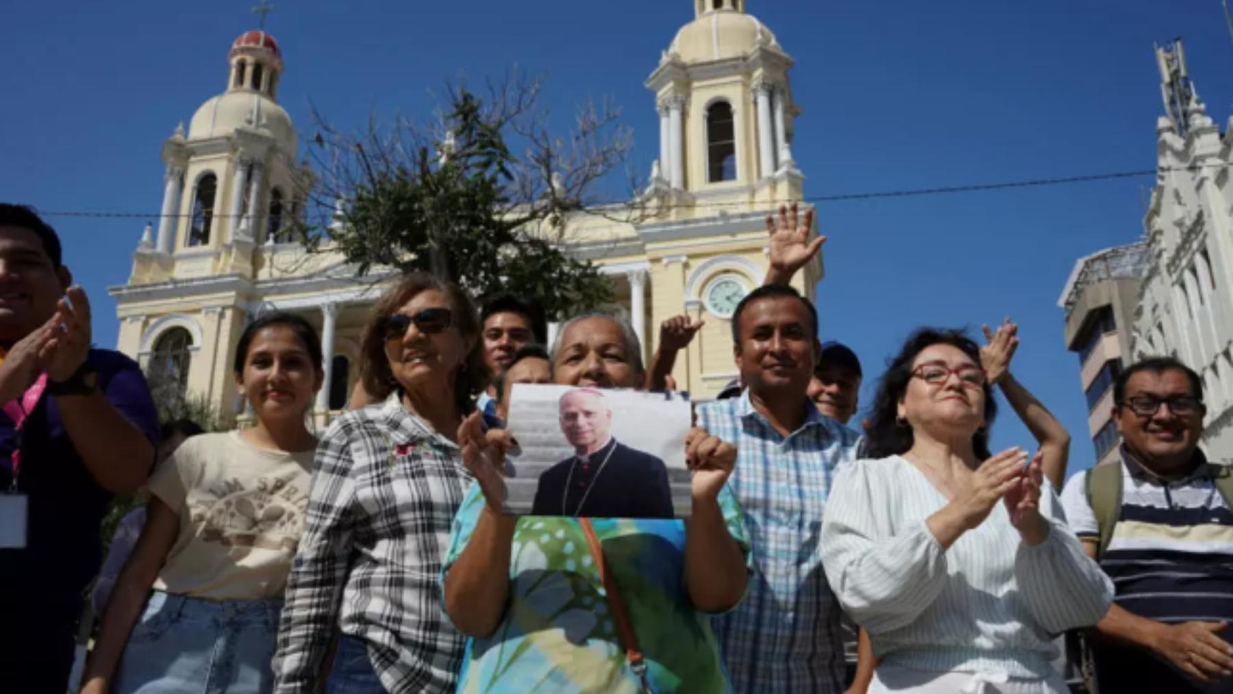 Una mujer sostiene una imagen del cardenal Robert Francis Prevost frente a la Catedral de Santa María en Chiclayo, Perú , después de que fuera elegido nuevo Papa, el 8 de mayo de 2025.