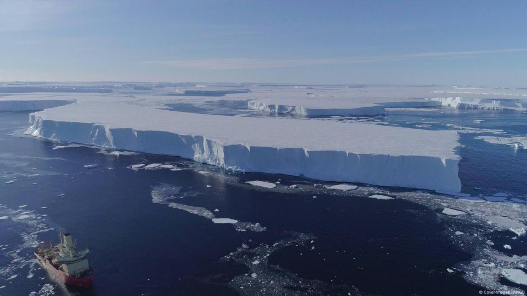 No solo se están derritiendo los glaciares de las altas montañas, sino también las grandes masas de hielo del océano, como el glaciar Thwaites, en la Antártida Occidental.